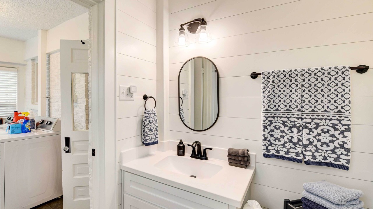 Photo of Bathroom in Austin Ave.