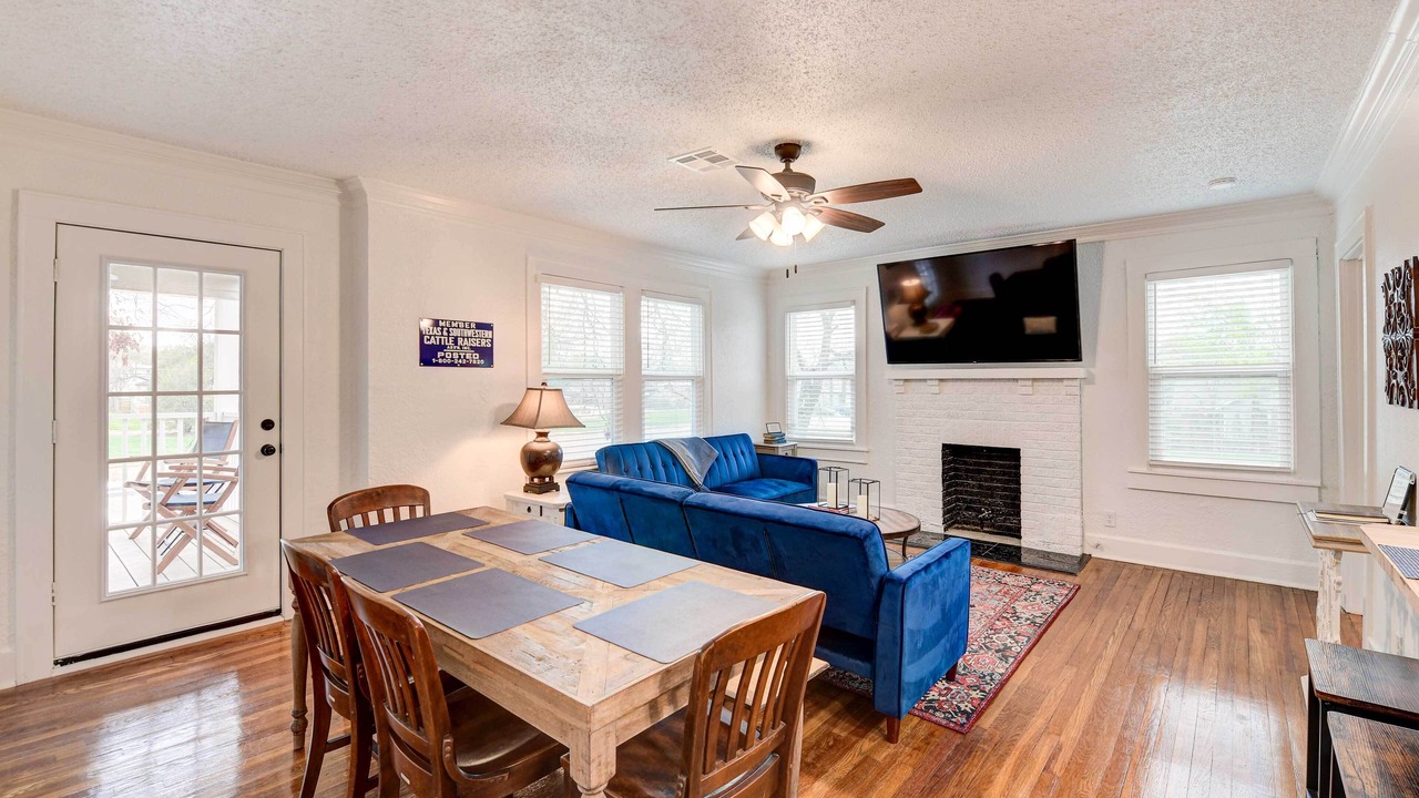 Photo of Livingroom in Austin Ave.