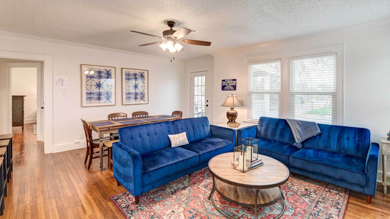 Photo of Livingroom in Austin Ave.