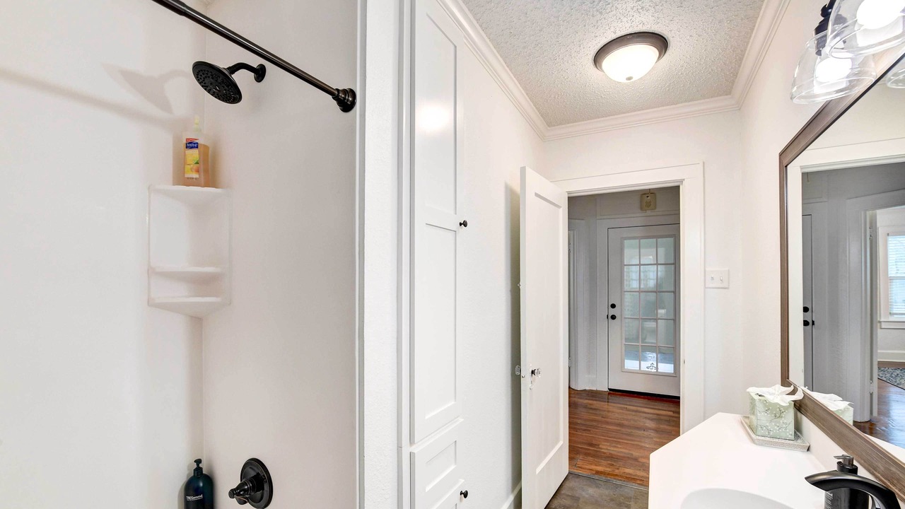 Photo of Bathroom in Austin Ave.