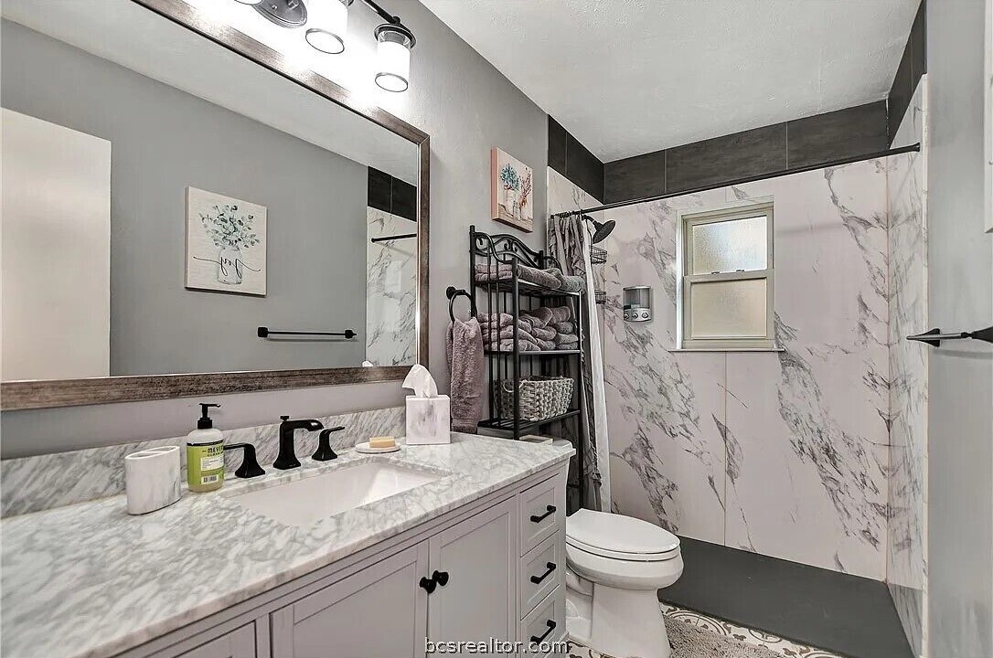 Photo of Bathroom in Hilltop Lakes