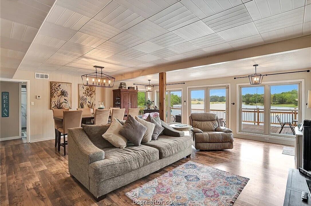 Photo of Livingroom in Hilltop Lakes