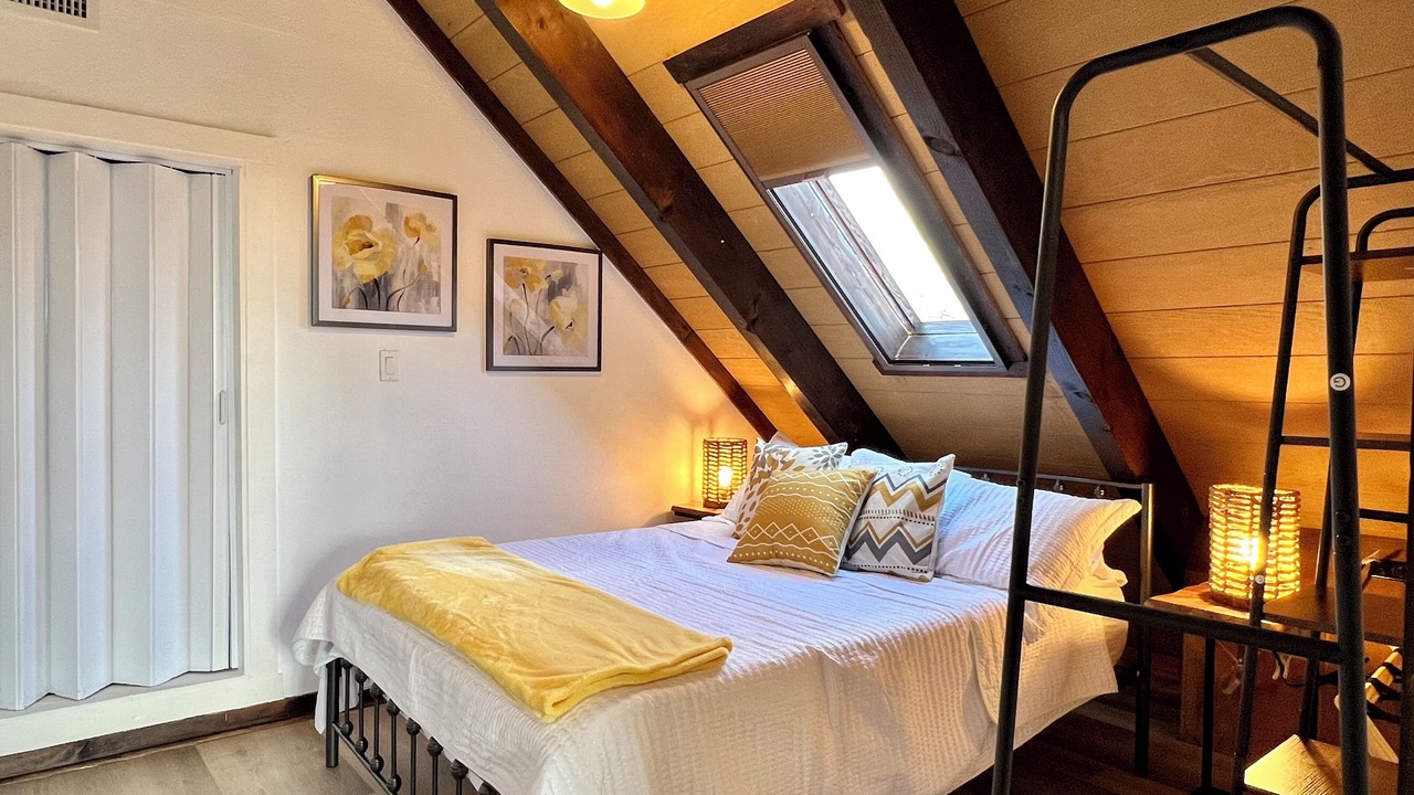 Photo of Bedroom in Castleton-on-Hudson