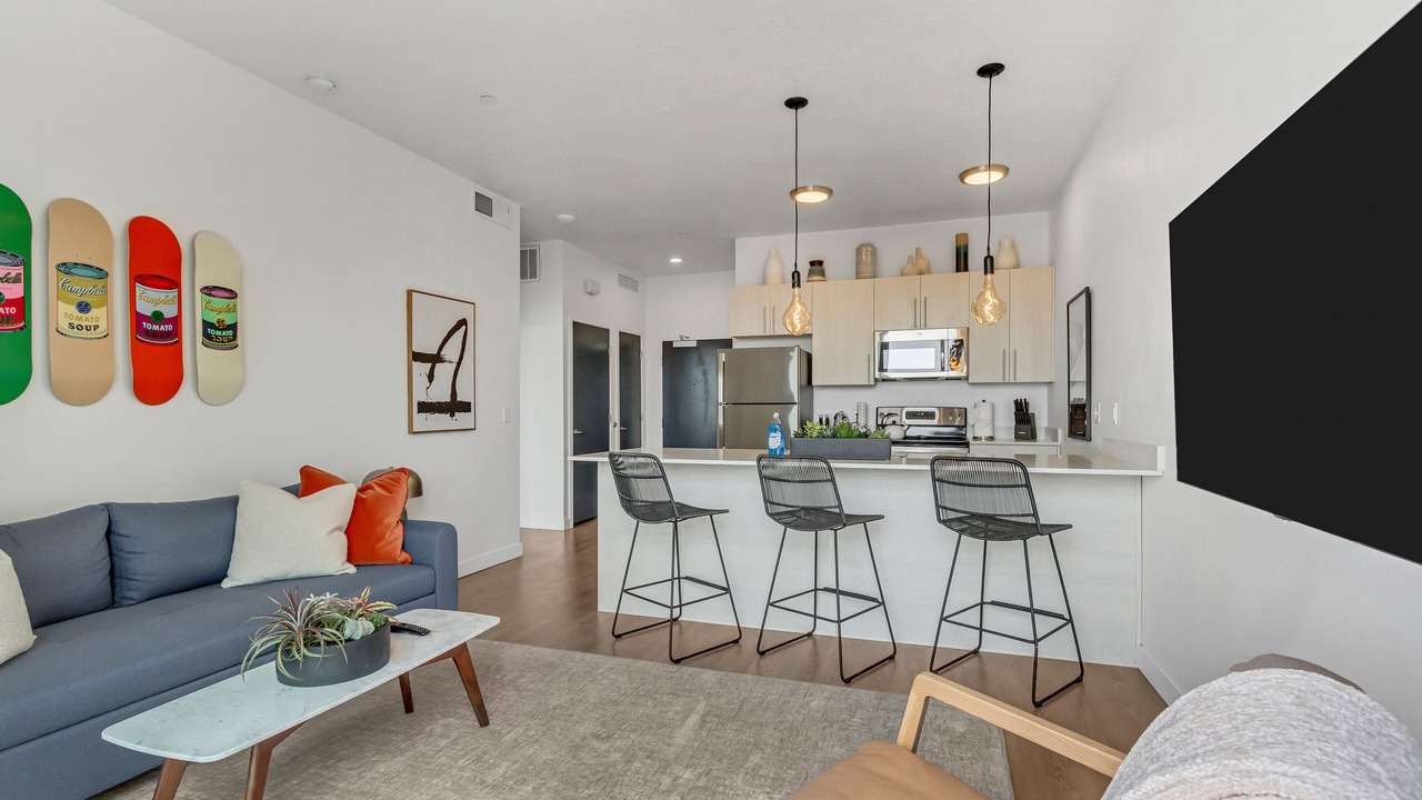 Photo of Livingroom in People's Freeway