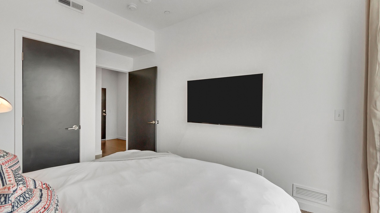 Photo of Bedroom in People's Freeway