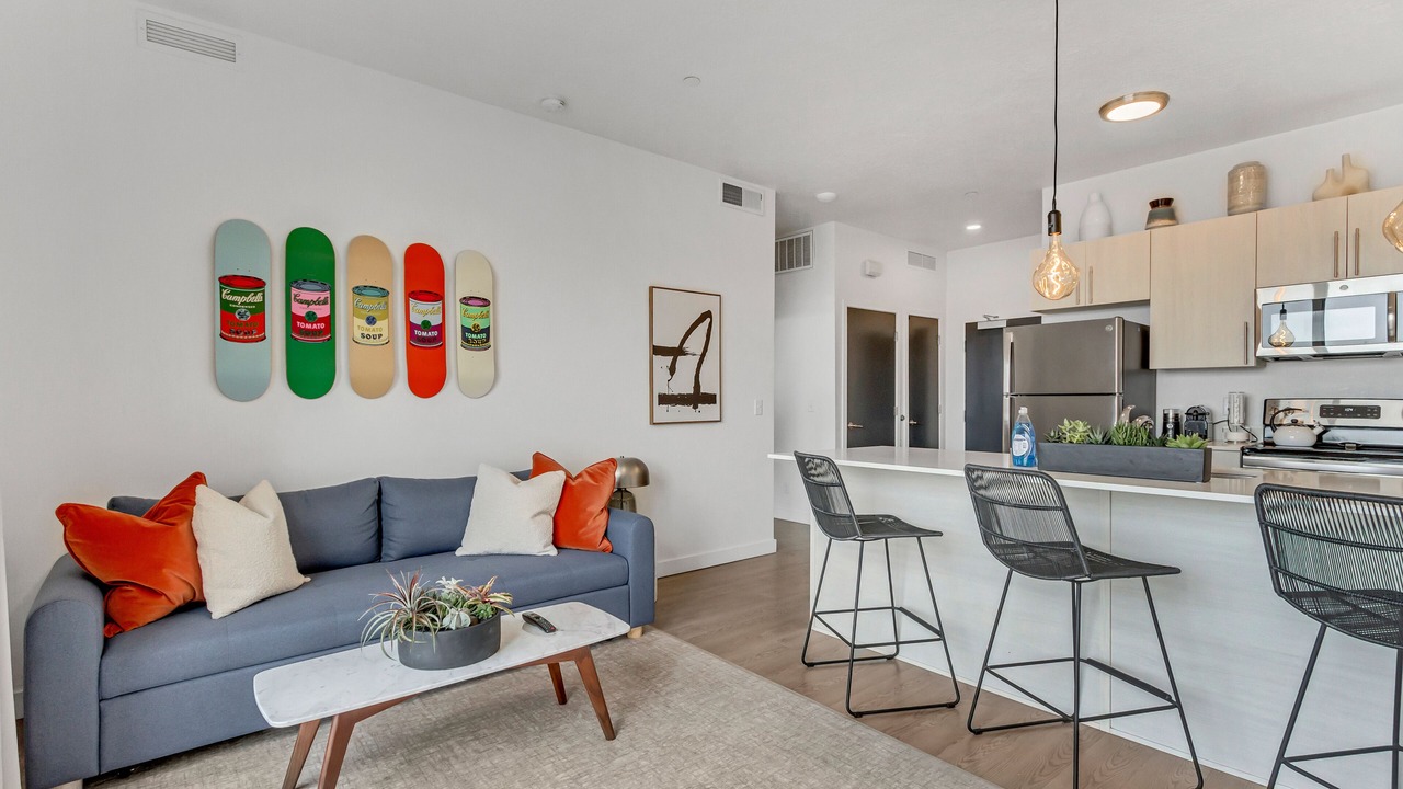 Photo of Livingroom in People's Freeway