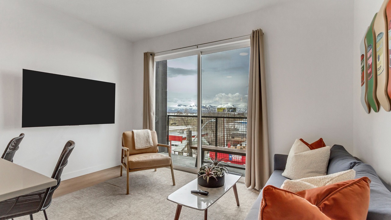 Photo of Livingroom in People's Freeway
