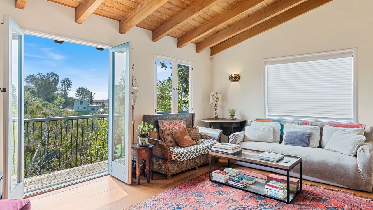 Photo of Livingroom in Hollywoodland