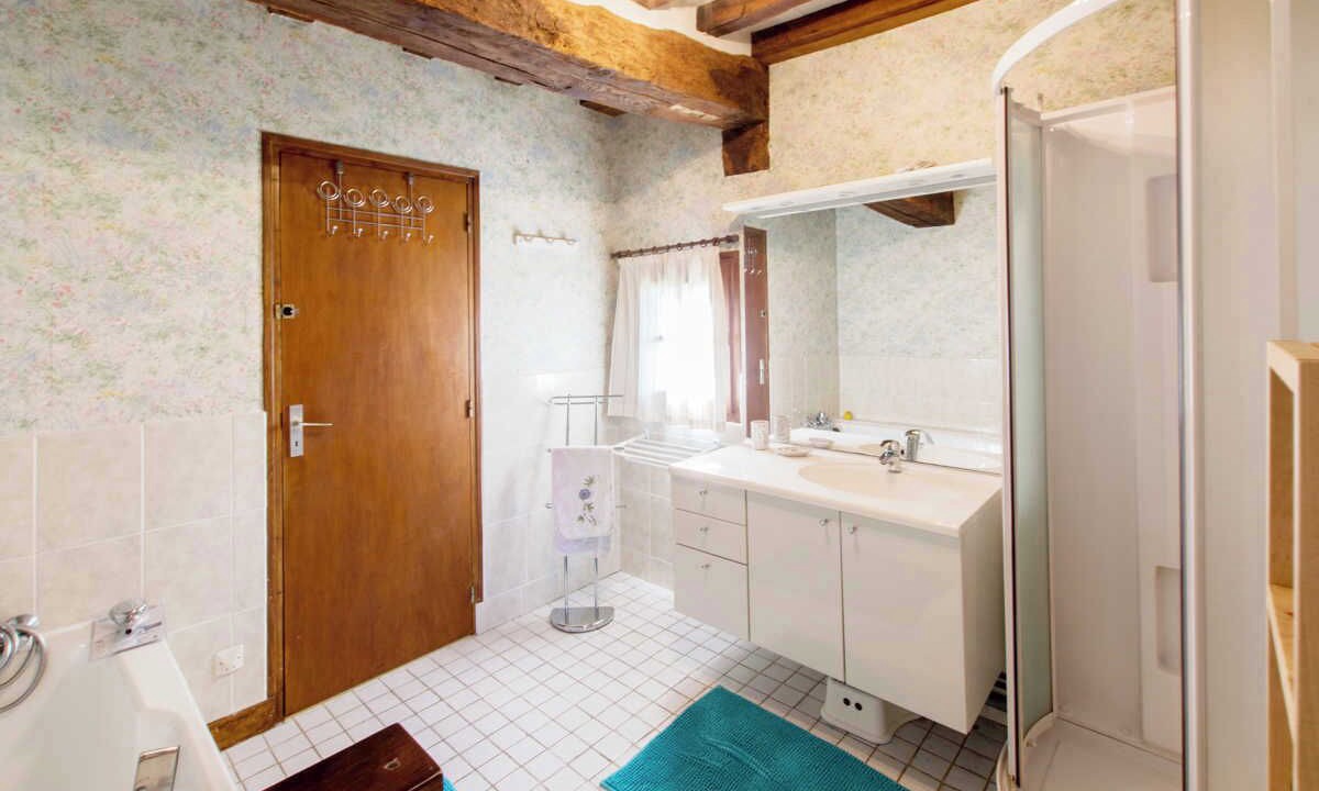Photo of Bathroom in Muchedent