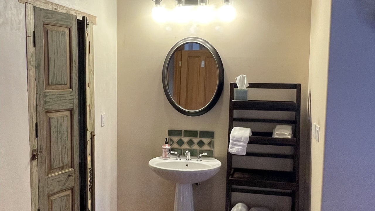 Photo of Bathroom in Los Ranchos de Albuquerque