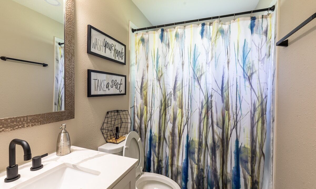 Photo of Bathroom in Montopolis