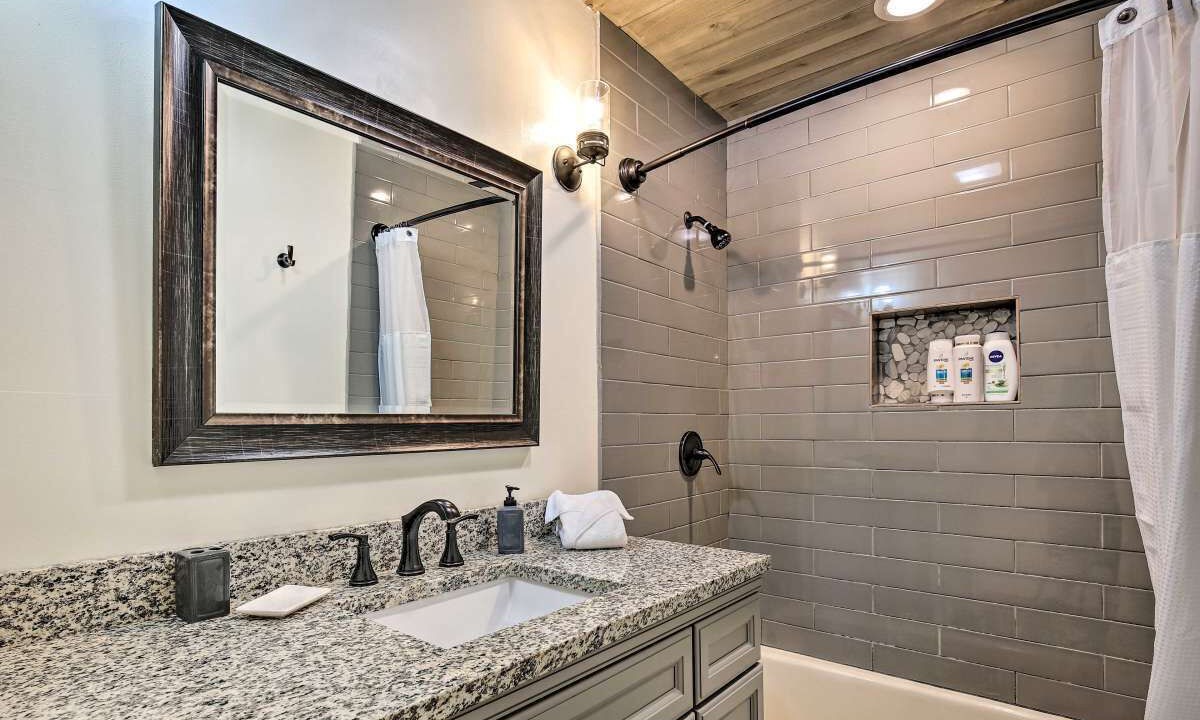 Photo of Bathroom in Northwest Los Angeles Heights