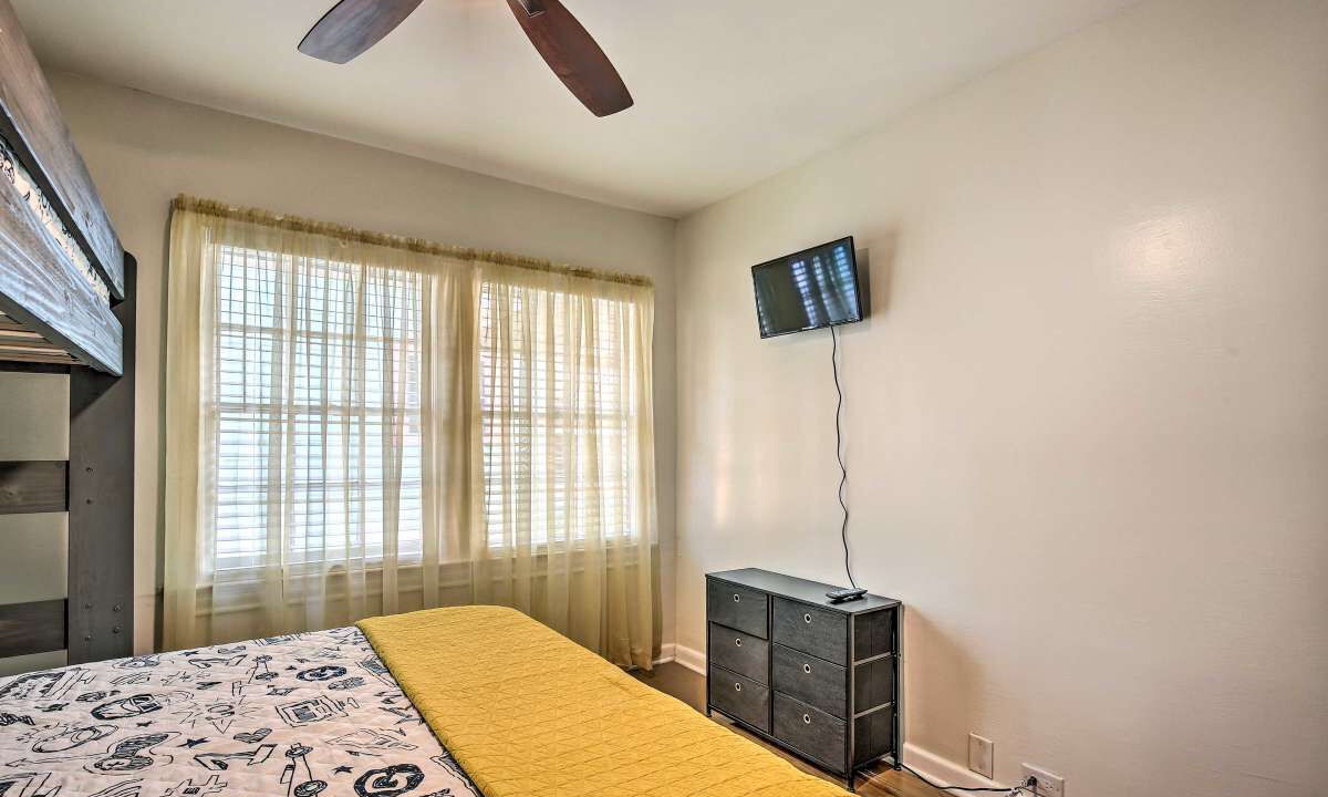 Photo of Bedroom in Northwest Los Angeles Heights