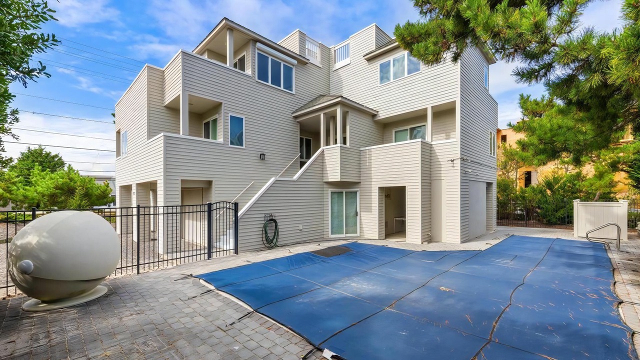 Photo of Others in Loveladies