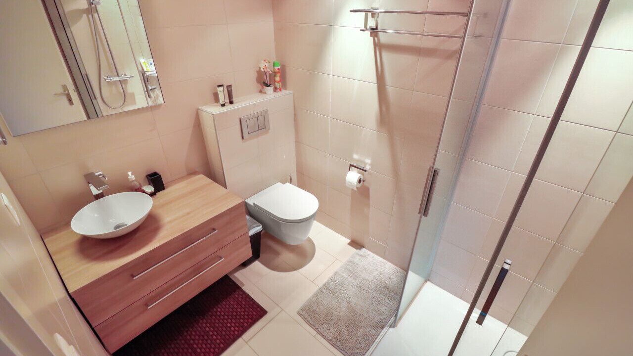 Photo of Bathroom in Lens