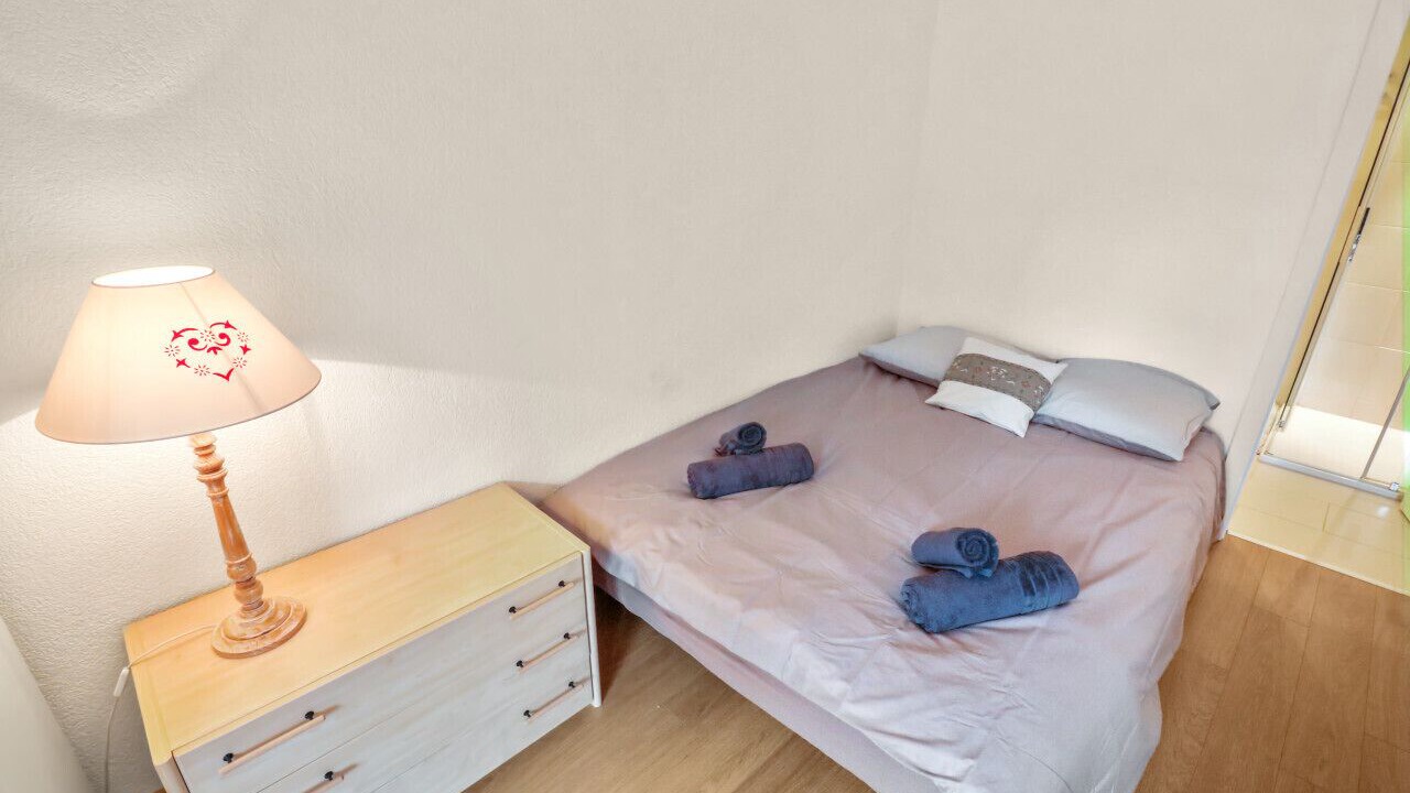 Photo of Bedroom in Lens
