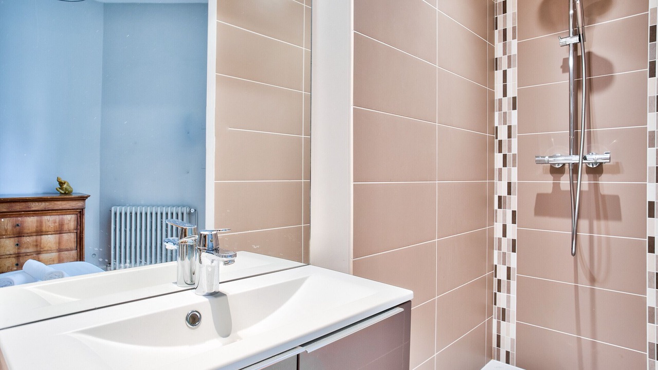 Photo of Bathroom in Graslin - Commerce