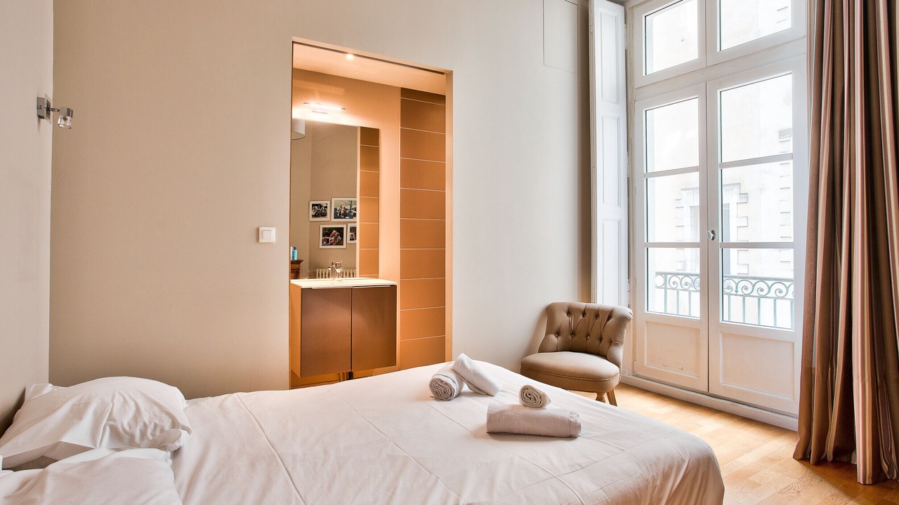 Photo of Bedroom in Graslin - Commerce