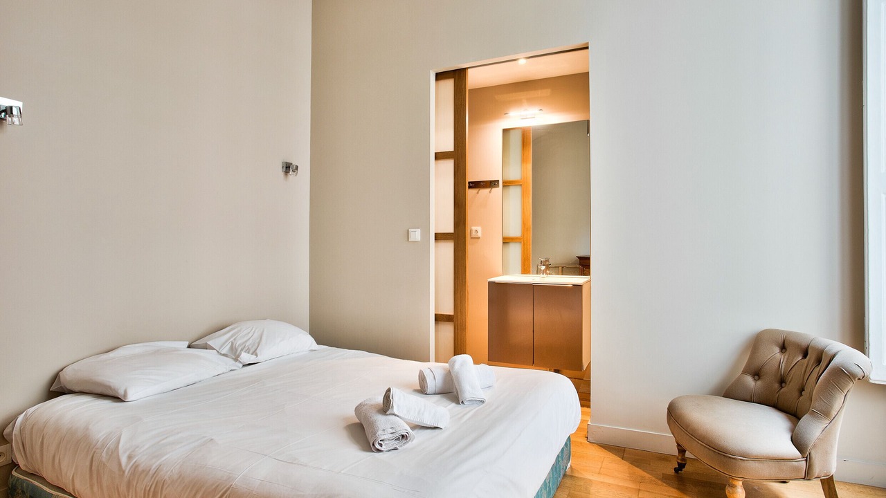 Photo of Bedroom in Graslin - Commerce