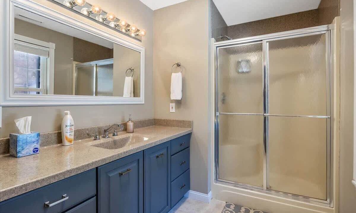Photo of Bathroom in Lakeview