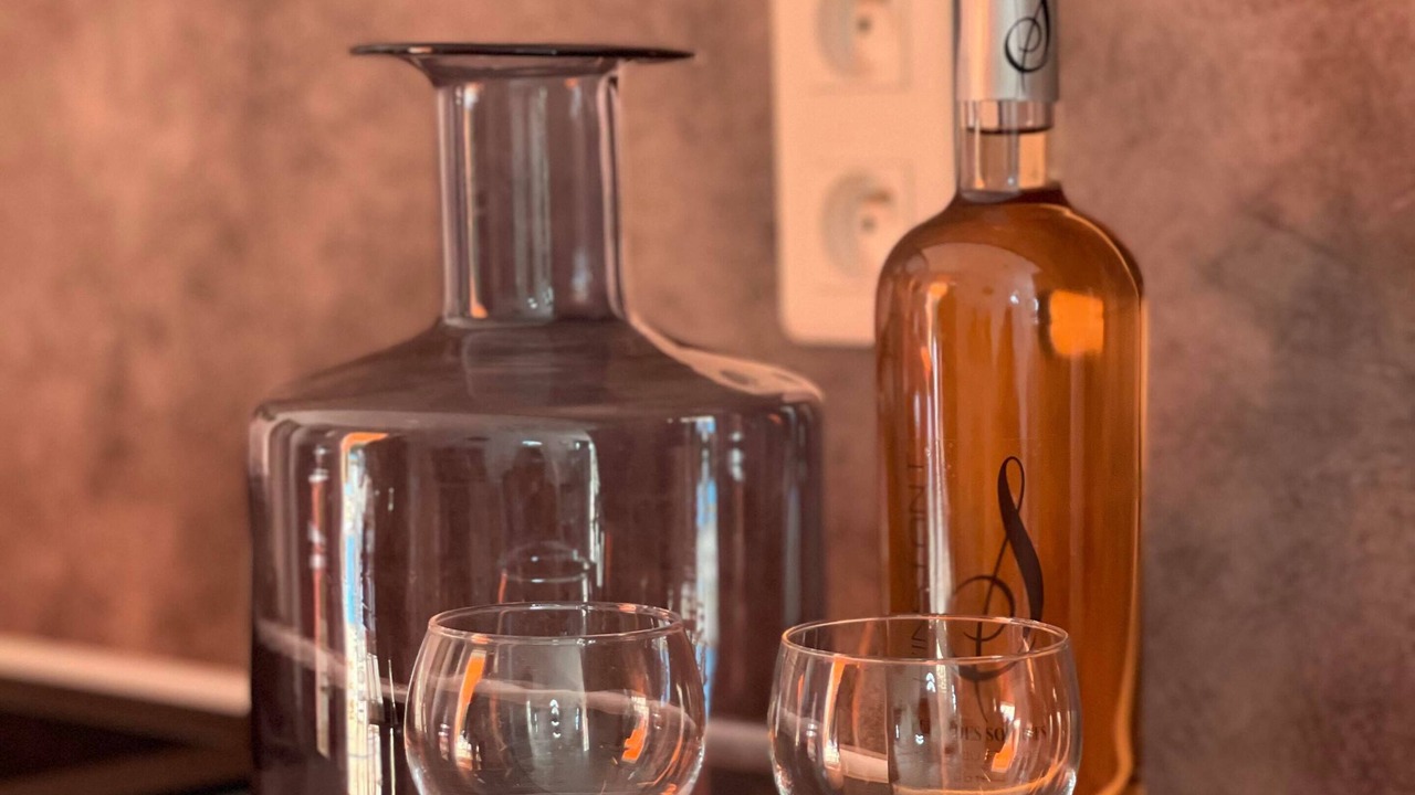 Photo of Others in Tavel