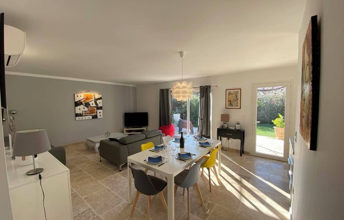 Photo of Others in Tavel