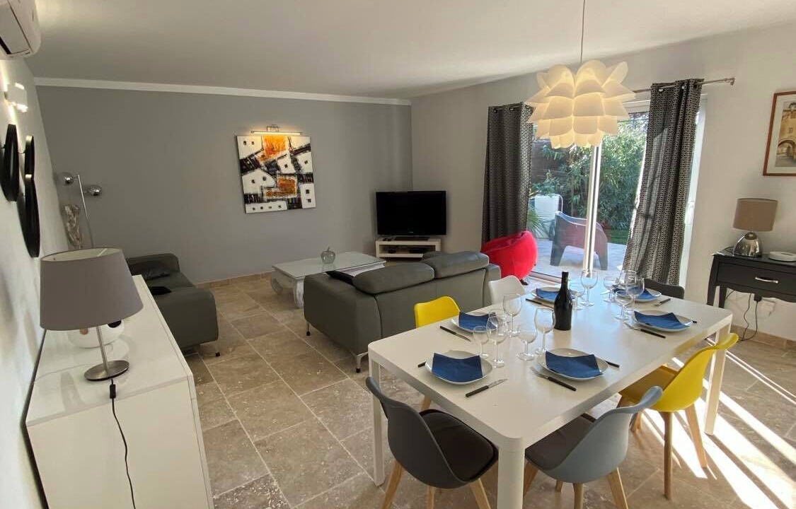 Photo of Others in Tavel