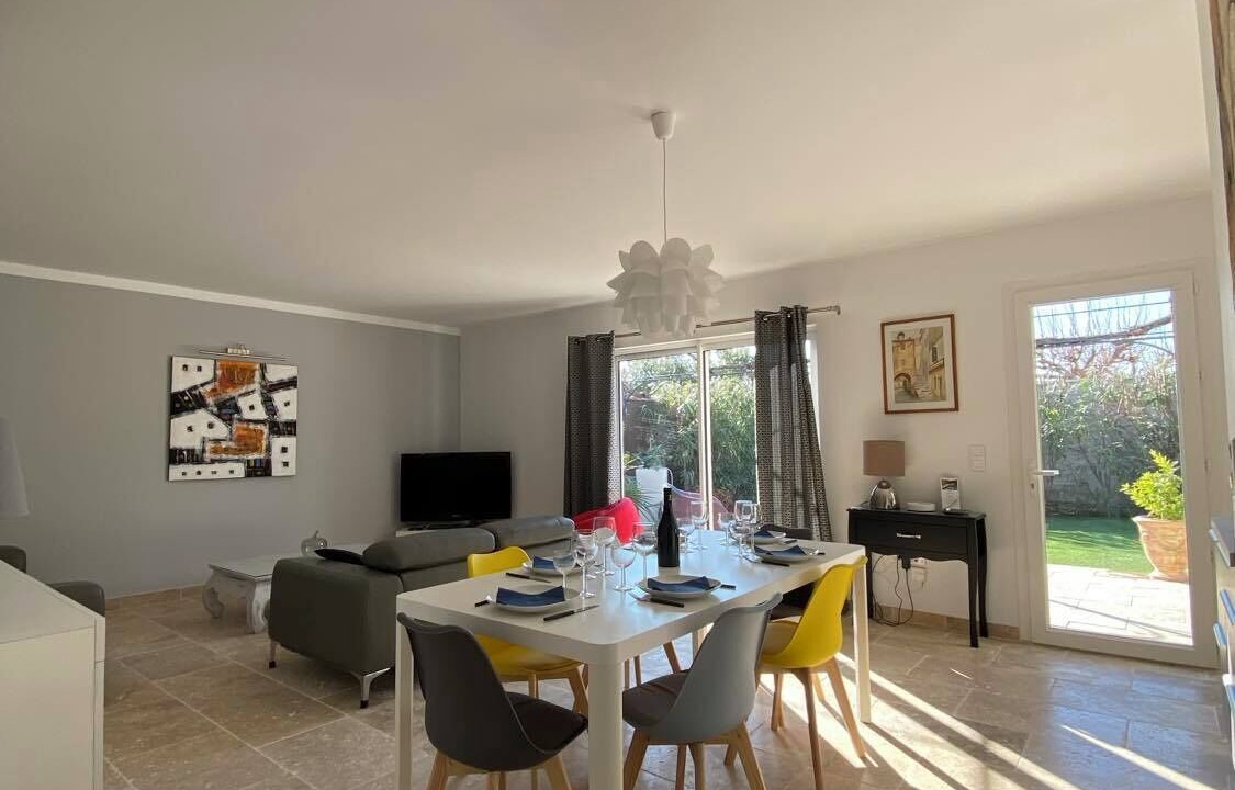 Photo of Others in Tavel