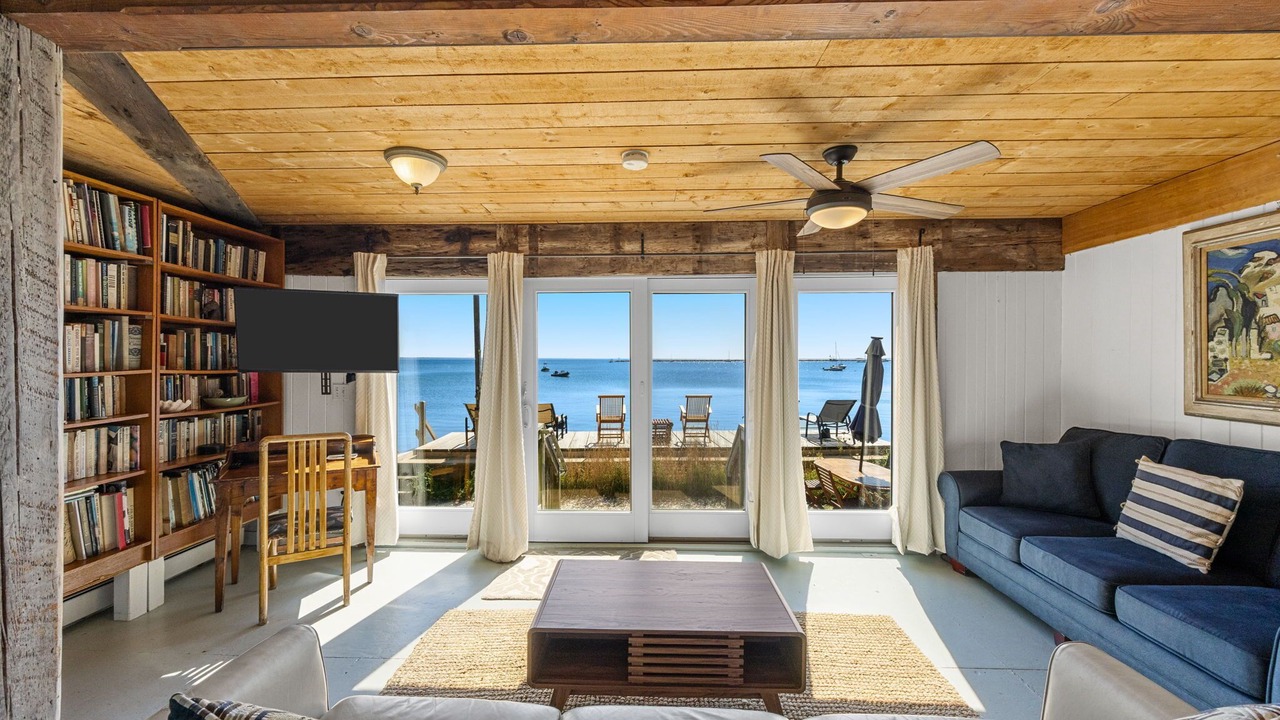 Photo of Livingroom in Commercial Street