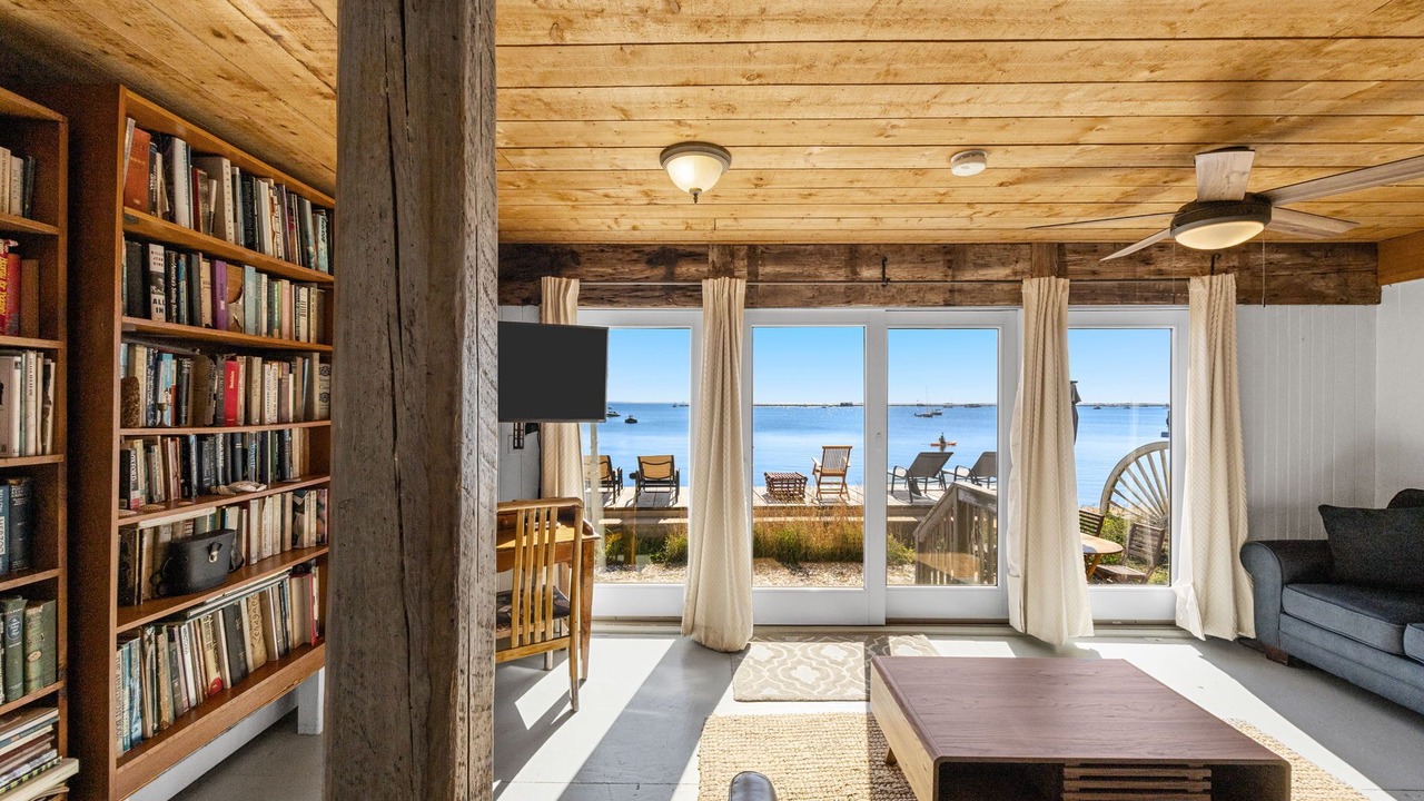 Photo of Livingroom in Commercial Street