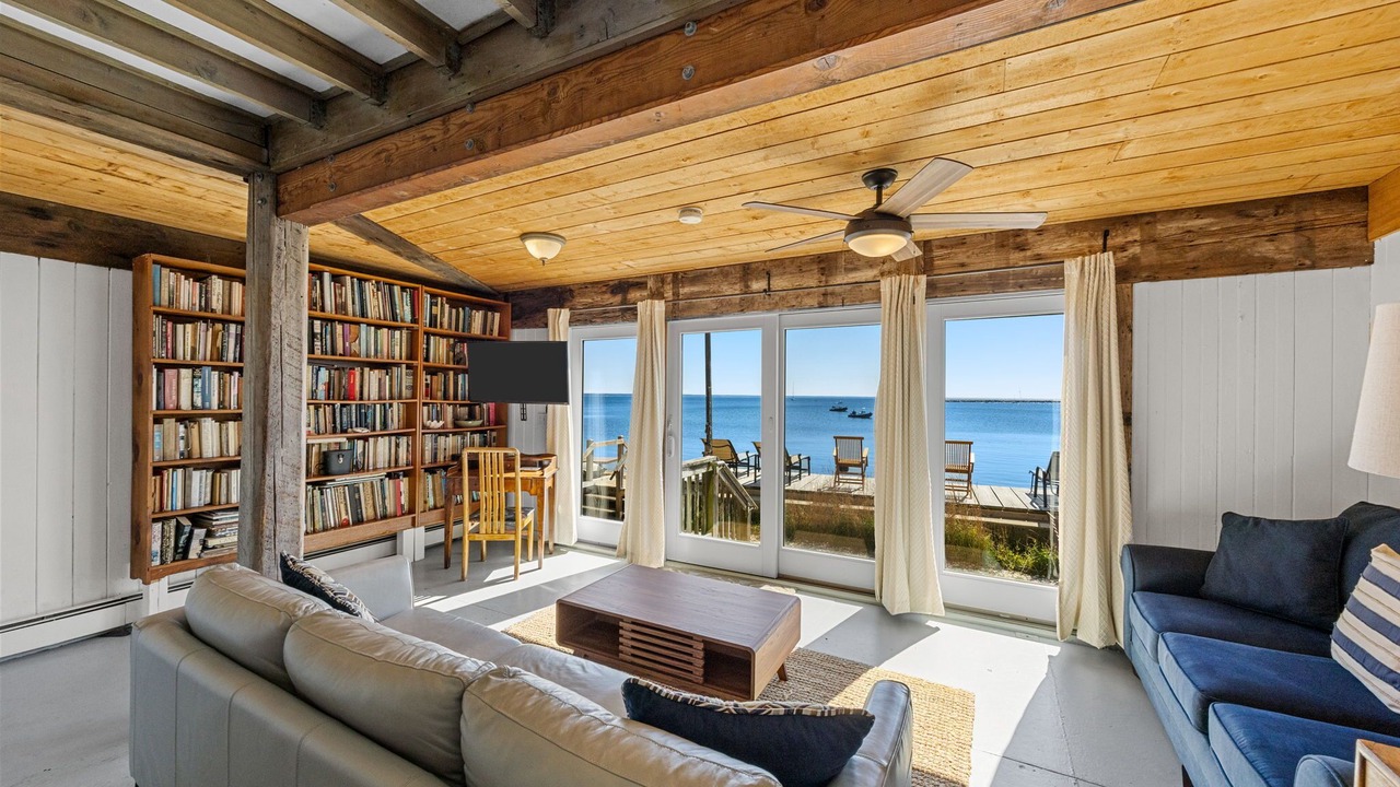 Photo of Livingroom in Commercial Street