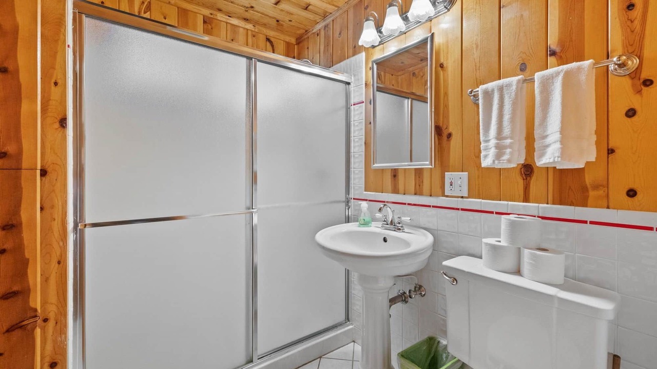 Photo of Bathroom in Strawberry