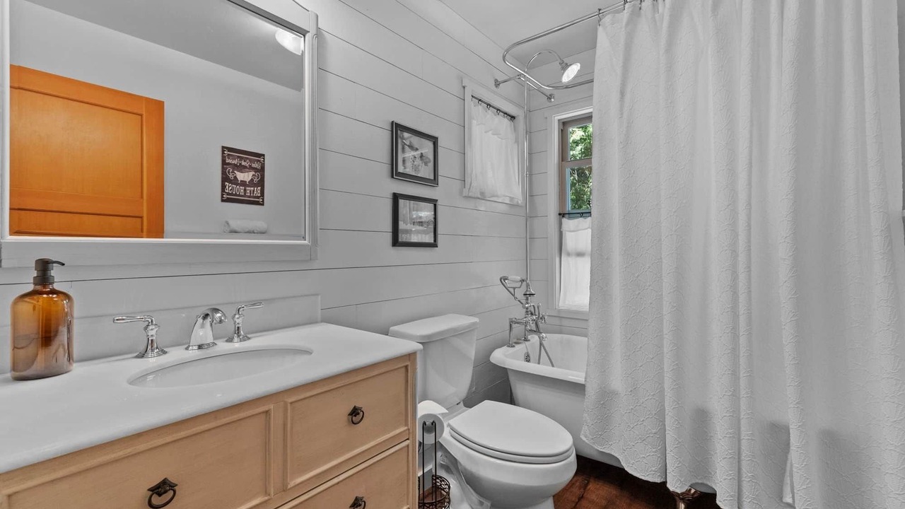 Photo of Bathroom in Strawberry