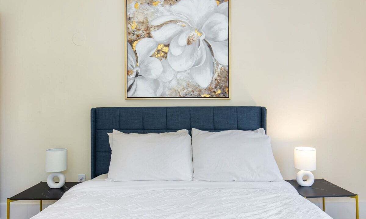 Photo of Bedroom in Broadway