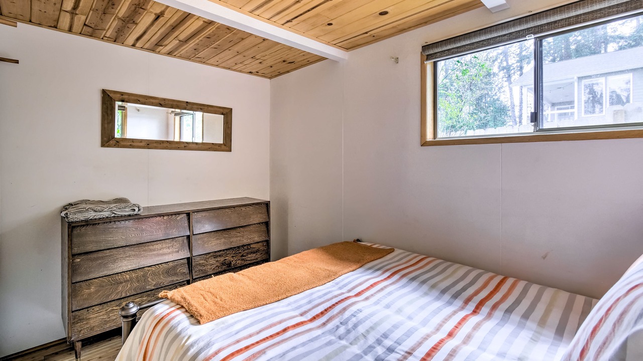 Photo of Bedroom in Lilliwaup