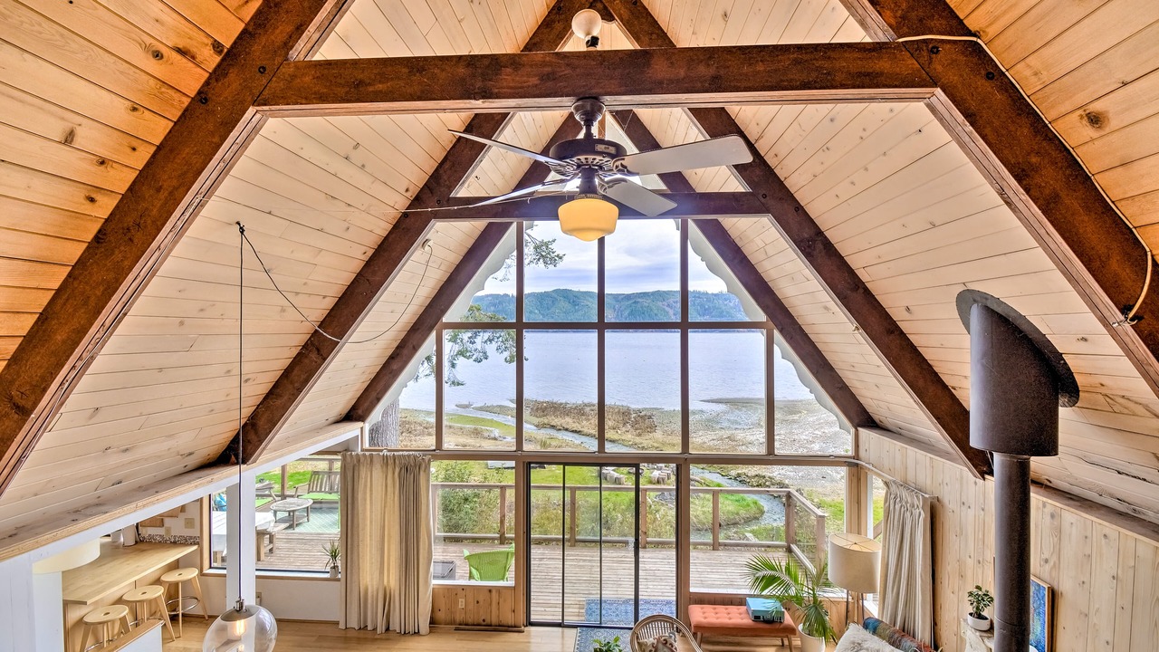 Photo of Livingroom in Lilliwaup