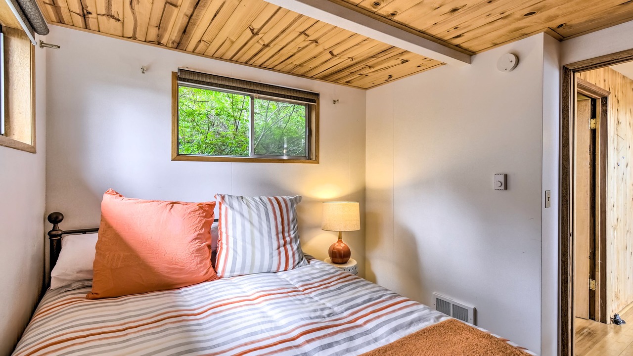 Photo of Bedroom in Lilliwaup