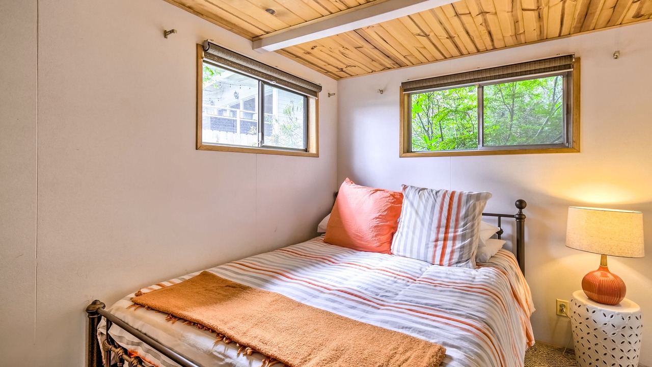 Photo of Bedroom in Lilliwaup