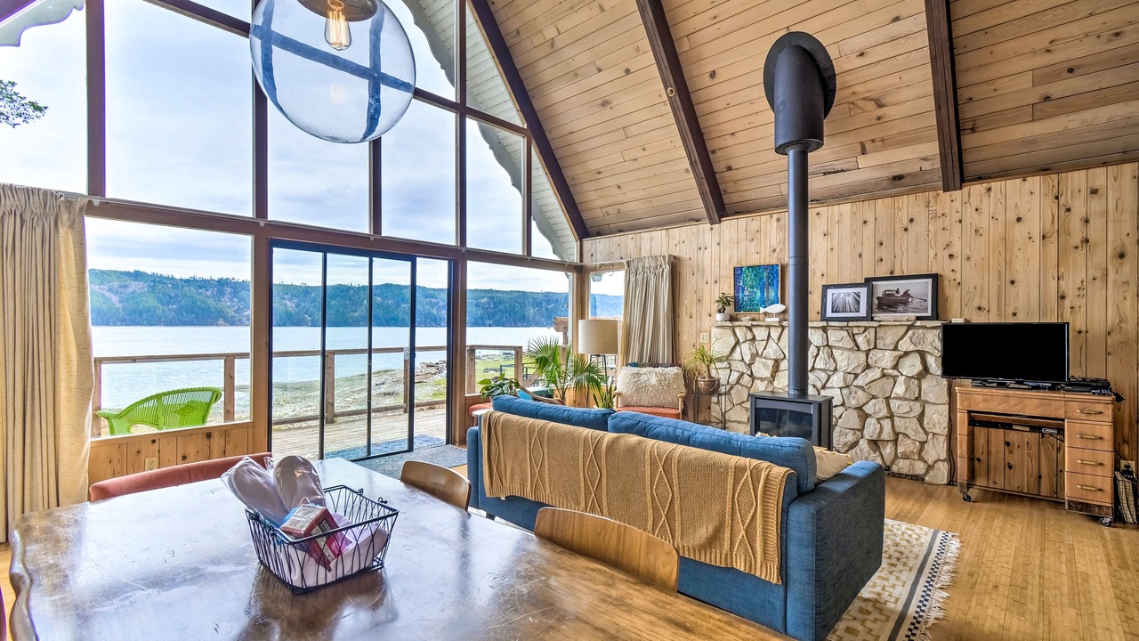 Photo of Livingroom in Lilliwaup