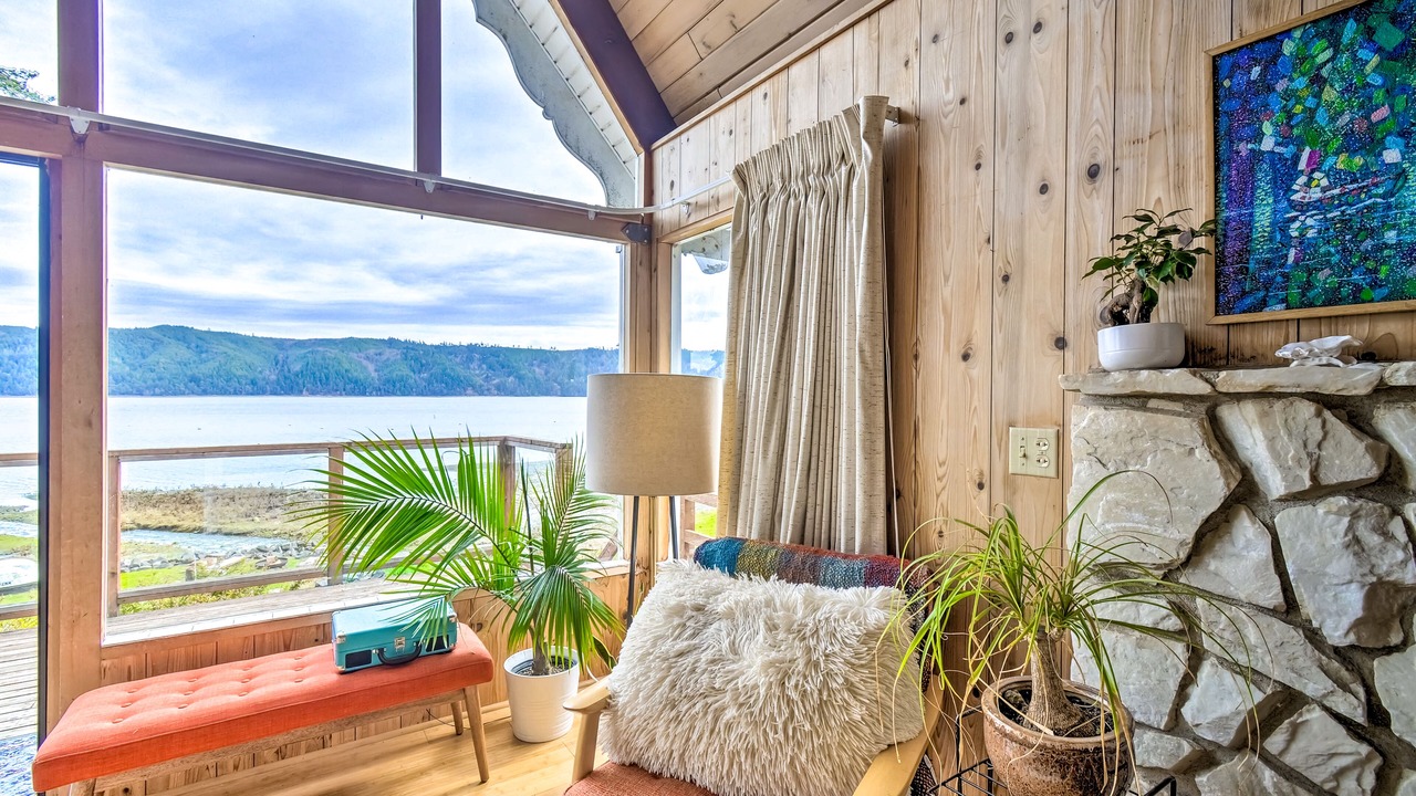 Photo of Livingroom in Lilliwaup