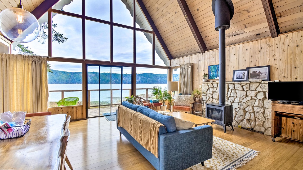 Photo of Livingroom in Lilliwaup