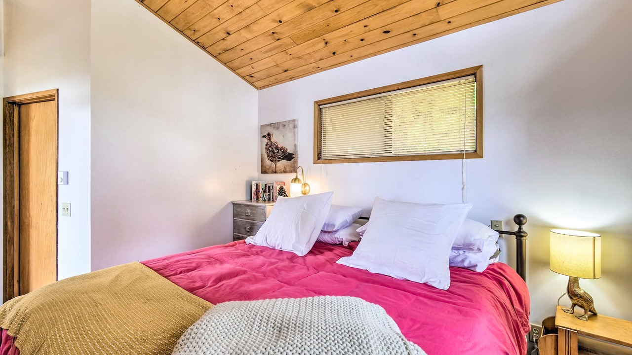 Photo of Bedroom in Lilliwaup