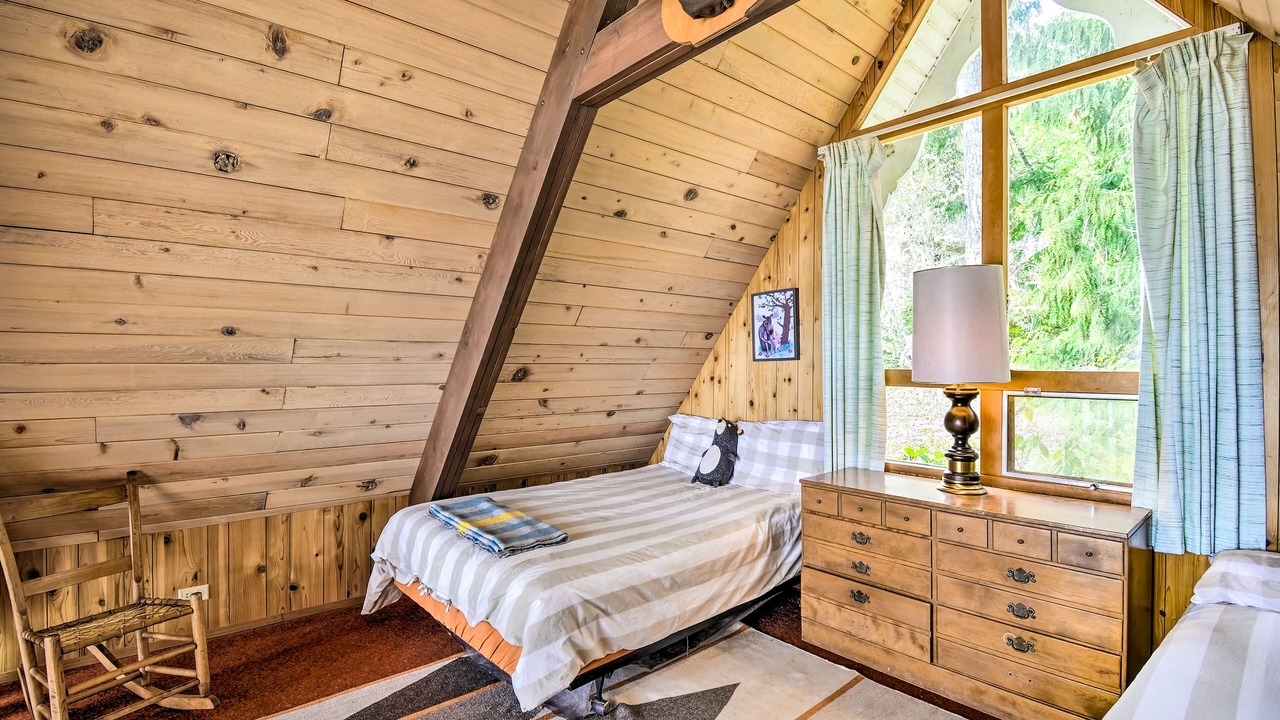 Photo of Bedroom in Lilliwaup