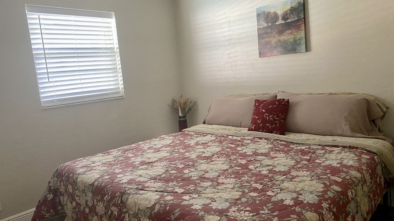 Photo of Bedroom in Putnam Hall