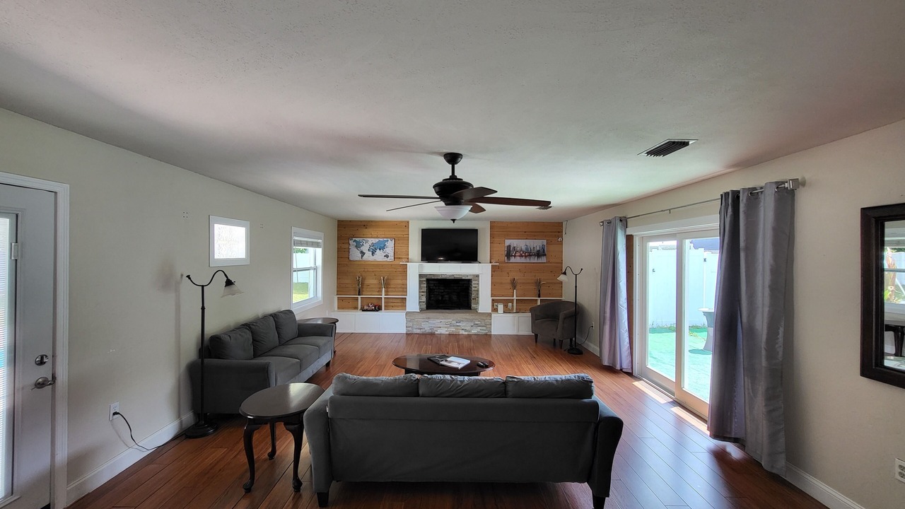 Photo of Livingroom in Putnam Hall