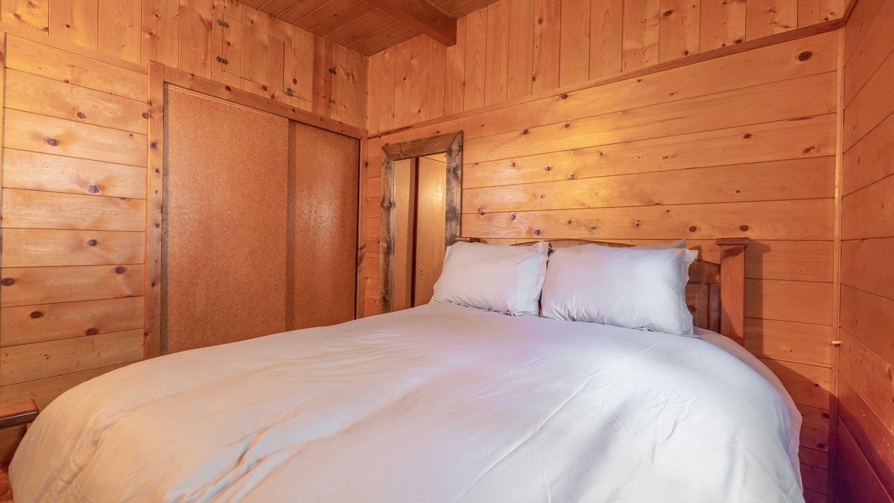 Photo of Bedroom in Running Springs