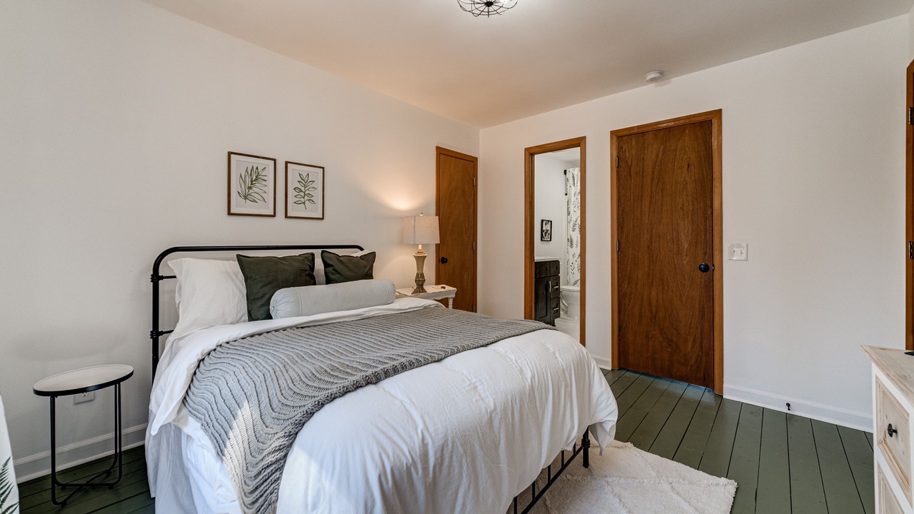 Photo of Bedroom in Dahlonega