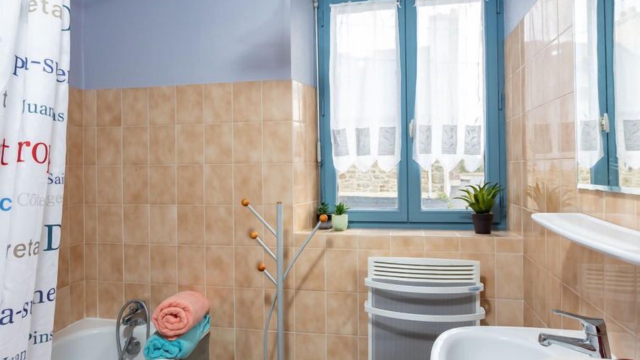 Photo of Bathroom in Saint-Coulomb