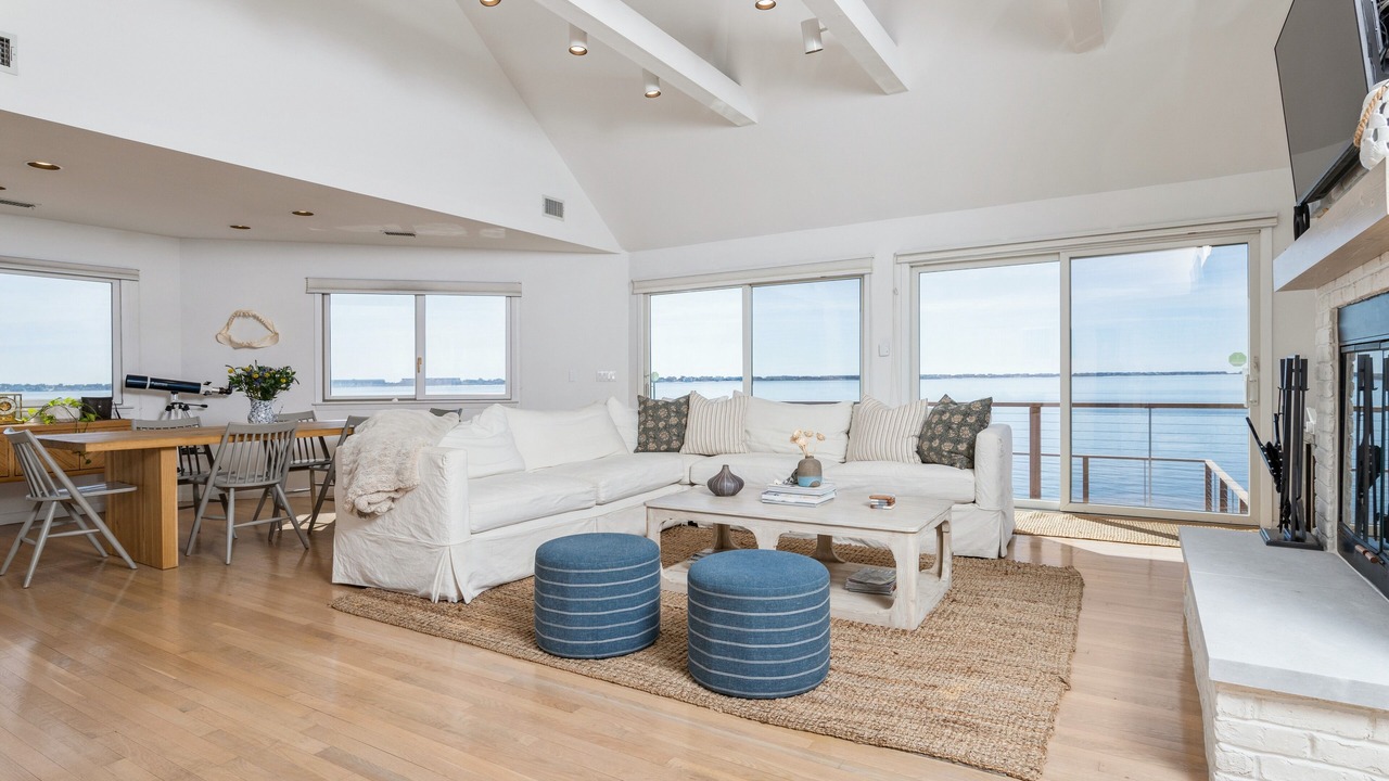 Photo of Livingroom in Westhampton