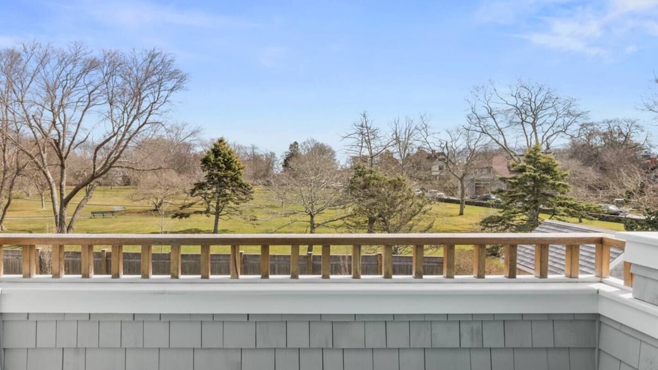 Photo of Patio Balcony in Cliff Walk